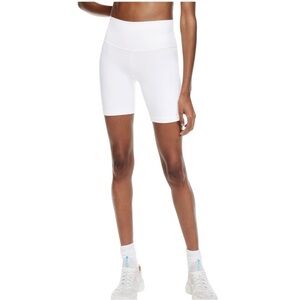 NWT Aritzia TNA Tnalife Atmosphere Hi-rise 7" Short in MATTE PEARL Women’s Large